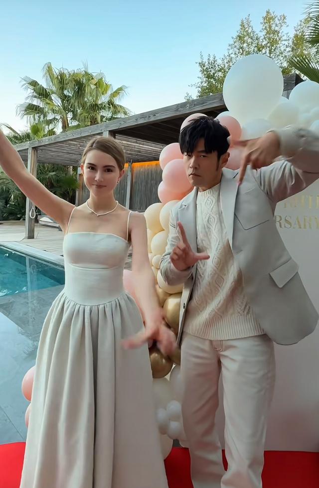 昆凌周杰伦结婚十周年 合跳手势舞 甜蜜庆祝引关注