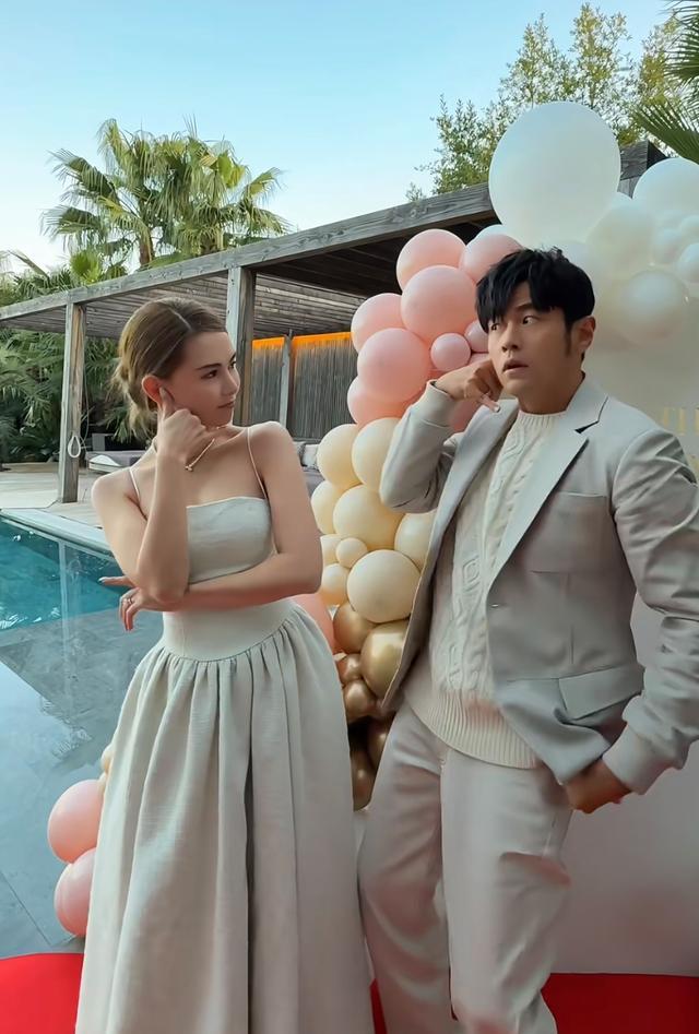 昆凌周杰伦结婚十周年 合跳手势舞 甜蜜庆祝引关注