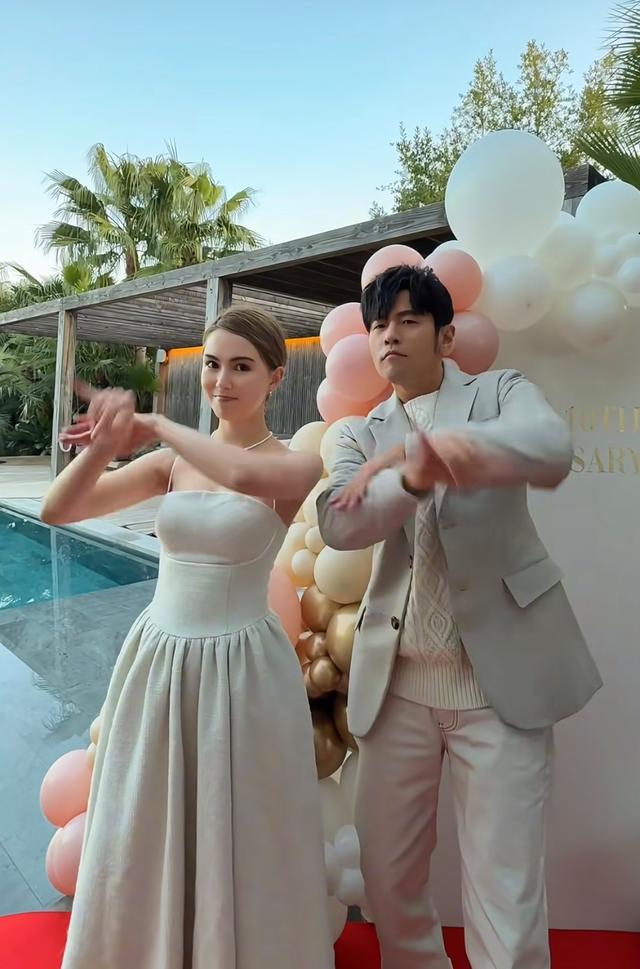 昆凌周杰伦结婚十周年 合跳手势舞 甜蜜庆祝引关注