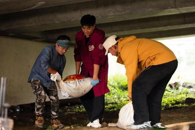 胡歌刘诗诗拆解水獭粪便 揭秘水獭食谱