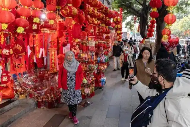 刘德华逛街_刘德华又要到超市上班了_刘德华卖货