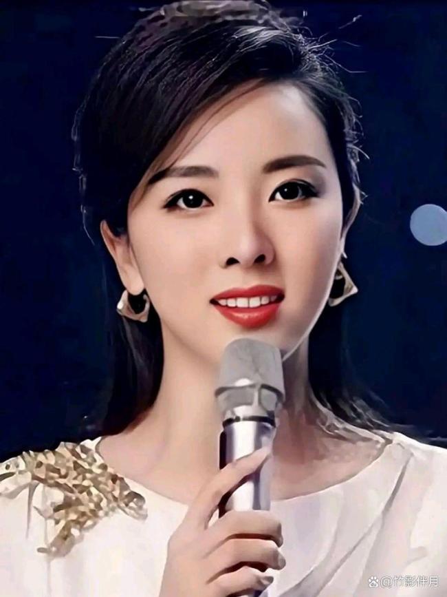 李思思离开央视后首接商演