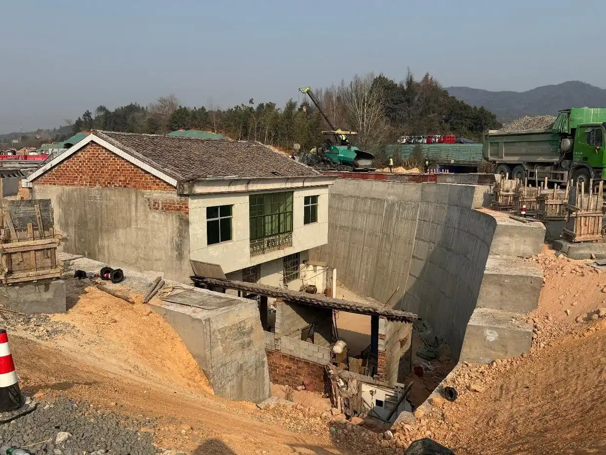 拆迁钉子户视频_江西“最强钉子户”:后悔没答应拆迁_拆迁钉子户违法吗