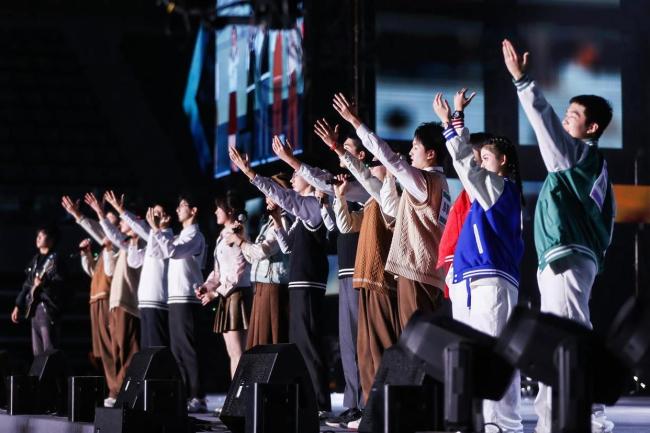 一中学把新年文艺会办到万人体育馆 青春闪耀璀璨舞台