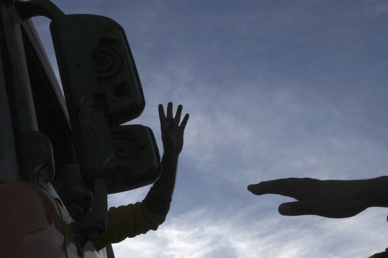 冬季风暴席卷美国多地_冬季风暴在美国已造成至少9人死亡_风暴冬季死亡造成美国人受伤