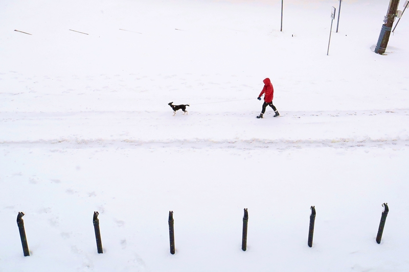 风暴冬季死亡造成美国人受伤_冬季风暴在美国已造成至少9人死亡_冬季风暴席卷美国多地