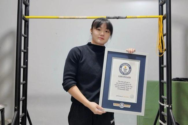 22岁女孩做引体向上刷新世界纪录