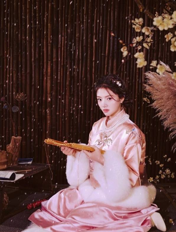 被任敏种草了新中式穿搭 粉嫩棉衣展现温柔气质