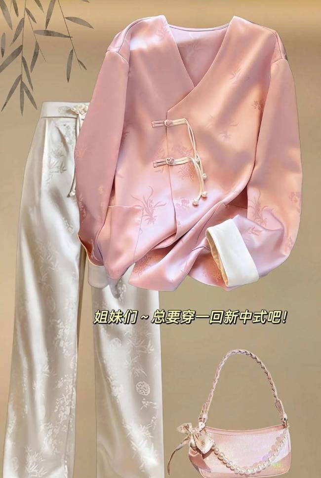 被任敏种草了新中式穿搭 粉嫩棉衣展现温柔气质