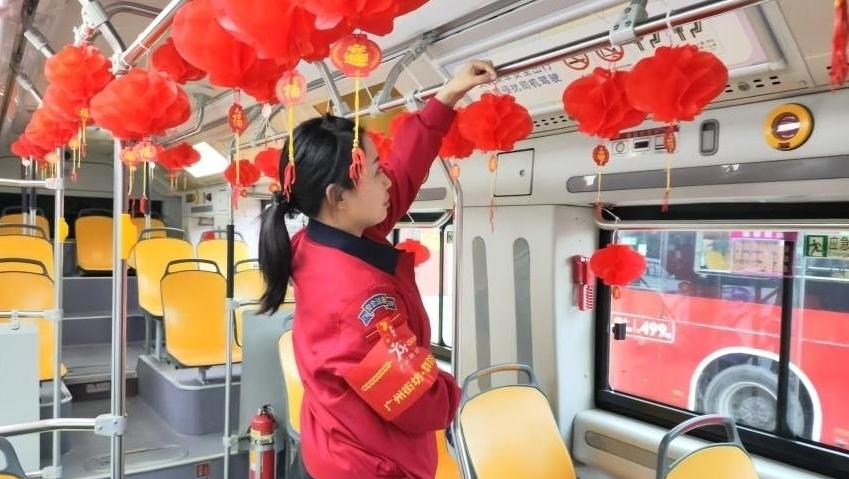 广州公交车年前“大扫除”，年味满车厢