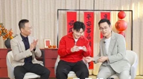 小米高管赠送樊振东999纯金手机贴