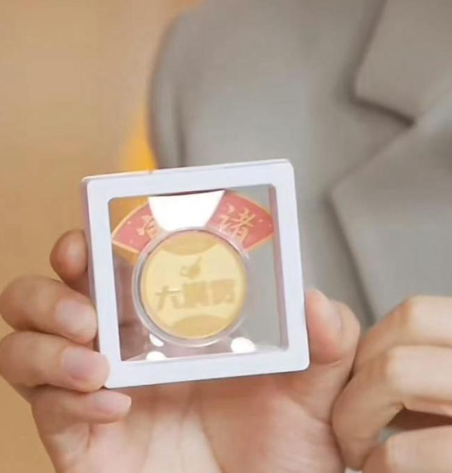 小米高管赠送樊振东999纯金手机贴 寓意金满贯荣耀