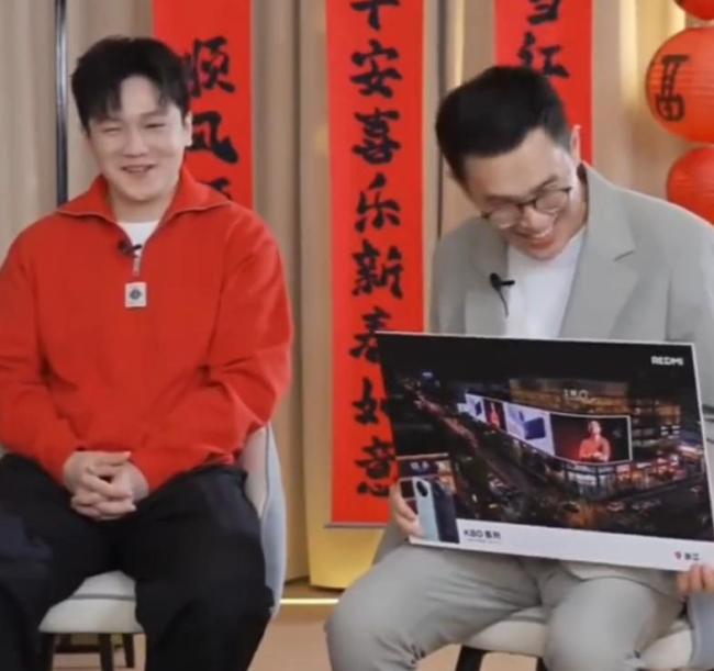 小米高管赠送樊振东999纯金手机贴 寓意金满贯荣耀