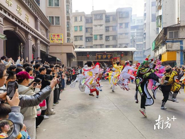 驻柬埔寨大使汪文斌推介汕头英歌舞 最强过年气氛组