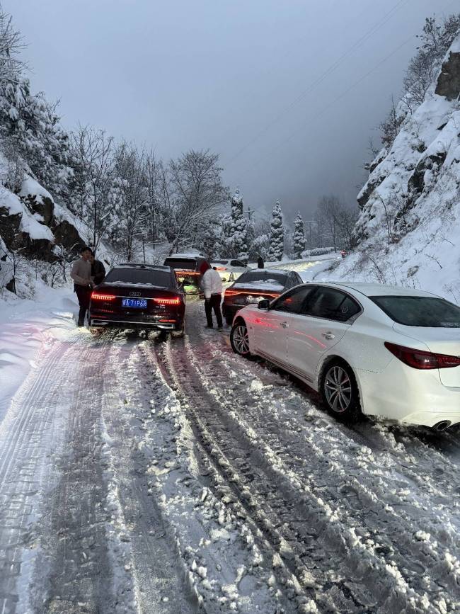 河南暴雪车主被困国道山路5小时