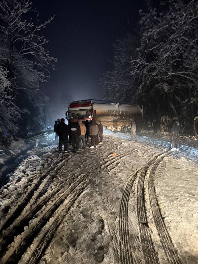 河南暴雪车主被困国道山路5小时 极端天气致交通受阻