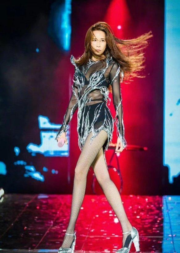 莫文蔚素颜现身央视春晚彩排 与毛不易合唱引期待