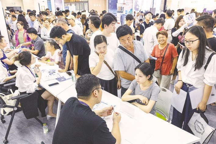 人民生活幸福例子_让人民过上幸福生活是头等大事_反映人民幸福生活视频