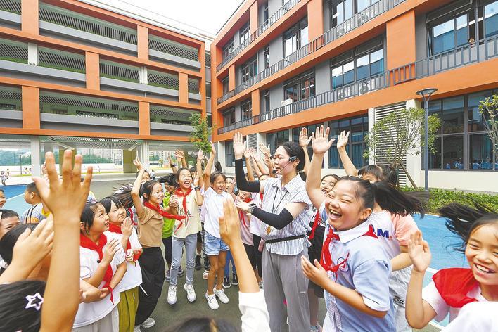 人民生活幸福例子_反映人民幸福生活视频_让人民过上幸福生活是头等大事