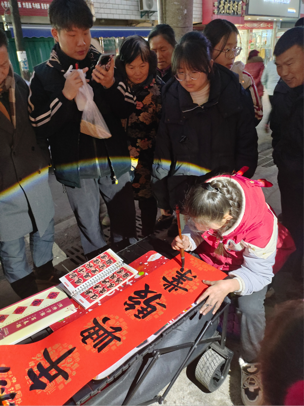 11岁女孩摆摊写春联 最高日入700元 书法小天才街头展才华