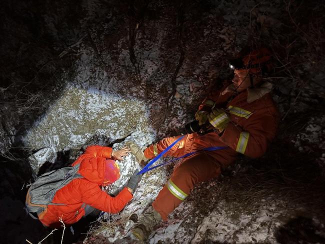 11名驴友雪夜被困野山 最大68岁 消防员冒雪营救