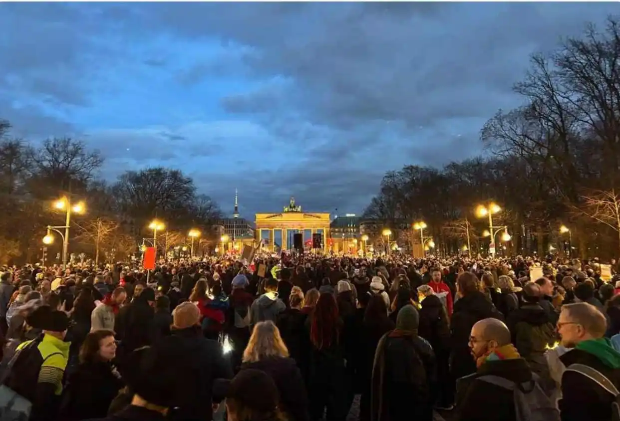 德国多地爆发大规模反右翼示威_德国右翼崛起_德国反击