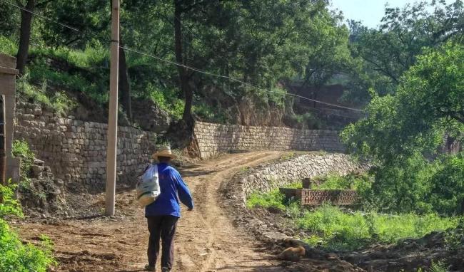 女生花一个月工资给继父送礼物答谢