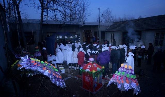 女生花一个月工资给继父送礼物答谢 感恩继父的无私付出