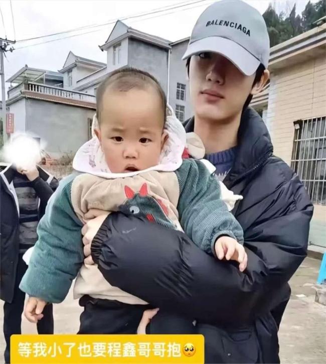 赵丽颖敲木鱼拜年太好笑 别具一格送祝福