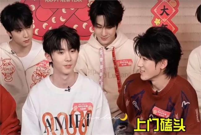 赵丽颖敲木鱼拜年太好笑 别具一格送祝福