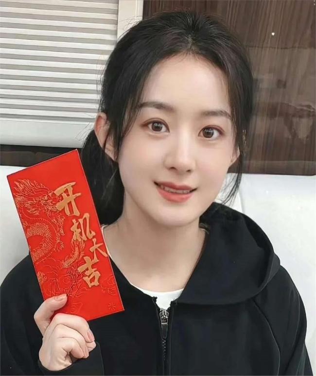 赵丽颖敲木鱼拜年太好笑 别具一格送祝福