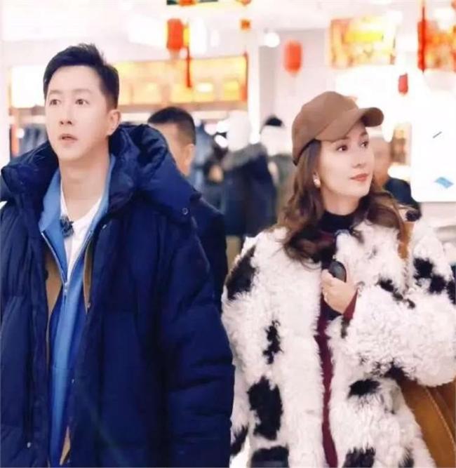 赵丽颖敲木鱼拜年太好笑 别具一格送祝福