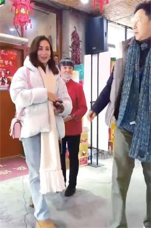 赵丽颖敲木鱼拜年太好笑 别具一格送祝福