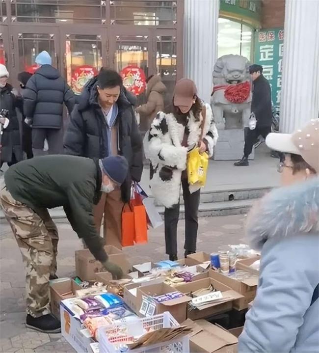 赵丽颖敲木鱼拜年太好笑 别具一格送祝福