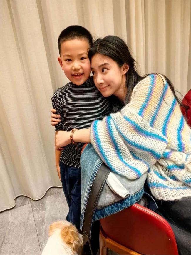 赵丽颖敲木鱼拜年太好笑 别具一格送祝福