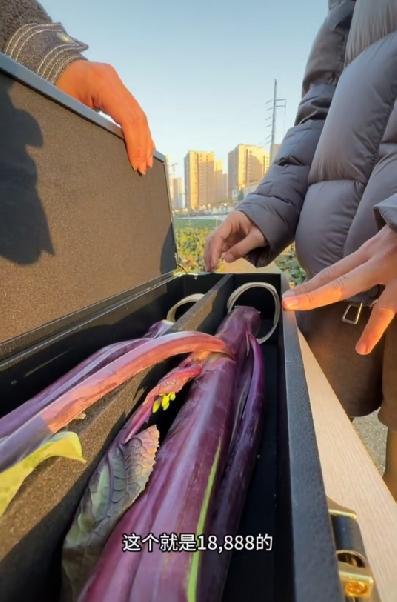 两根菜薹卖18888元 公司：已下架 天价蔬菜引发热议