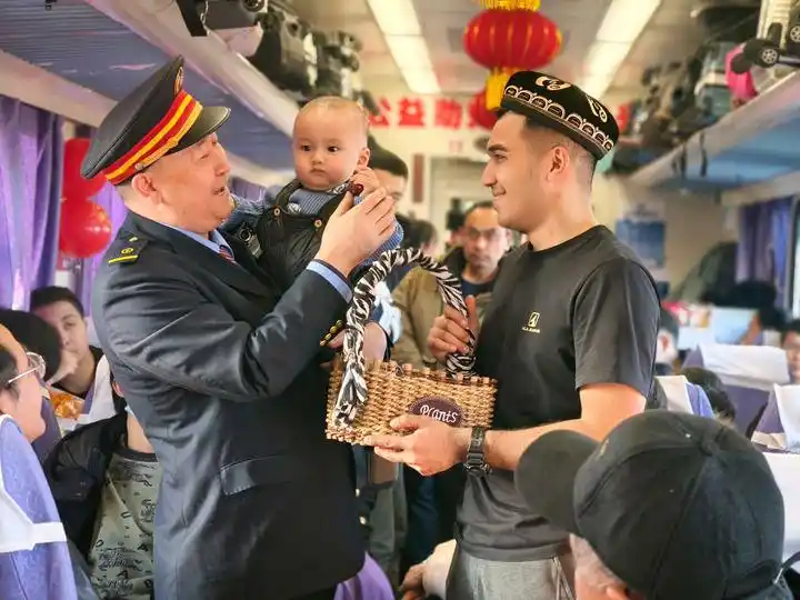 致敬守护节日的一线劳动者_致敬者守护一线劳动节日的句子_致敬坚守一线的劳动者们