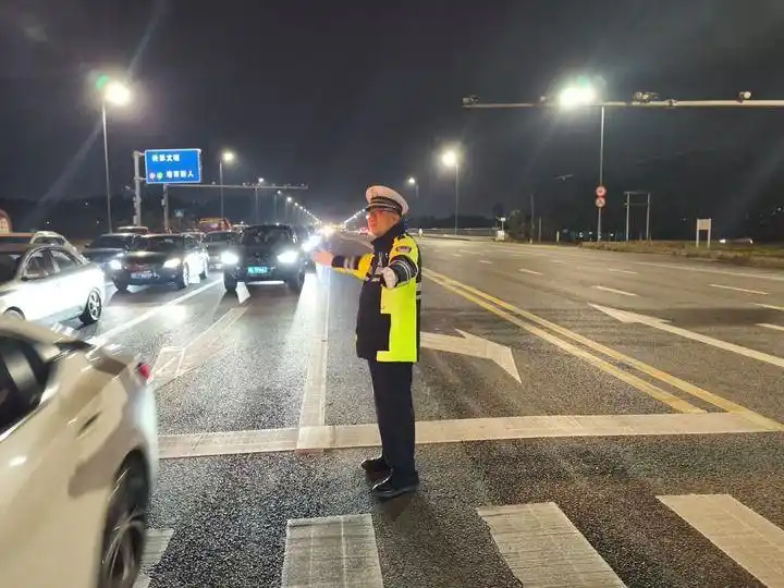 致敬者守护一线劳动节日的句子_致敬守护节日的一线劳动者_致敬坚守一线的劳动者们