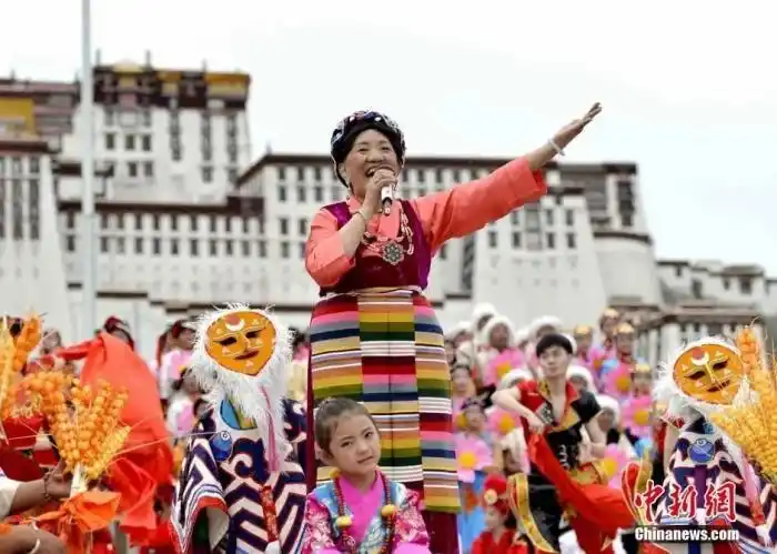 坐轮椅的小品_88岁的她坐轮椅出现在春晚_坐轮椅的主持人