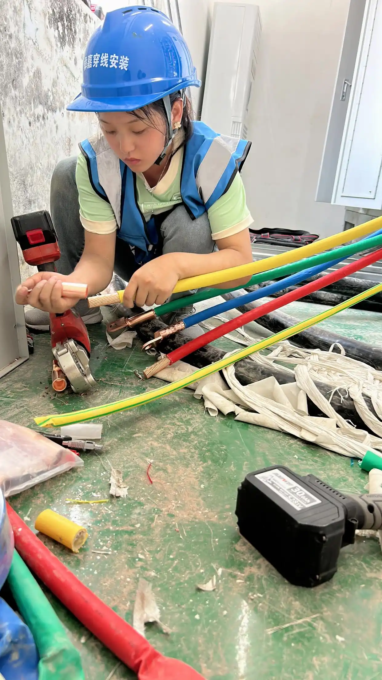 25岁女孩干7年电工_女生电工最好的出路_电工女生能干吗