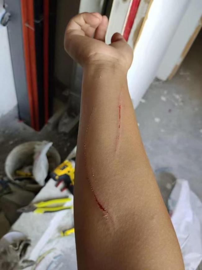 25岁女孩干7年电工:曾扛100斤线爬20层楼,弟弟结婚给家里10多万 坚韧与成长的故事