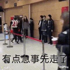 扶着点咱“奶”别摔了 春晚机器人秀技