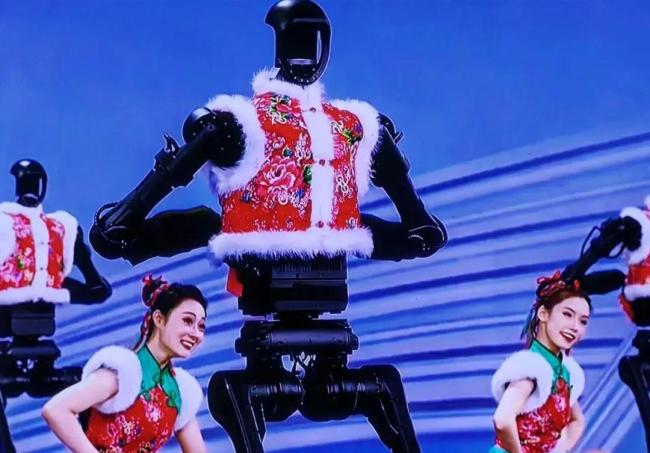 扶着点咱“奶”别摔了 春晚机器人秀技