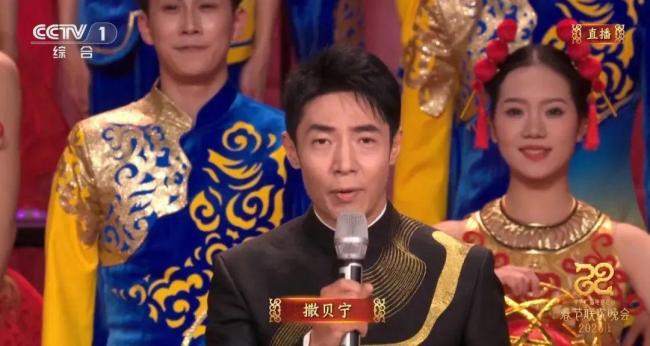 扶着点咱“奶”别摔了 春晚机器人秀技