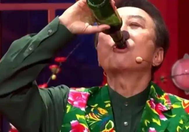 冯巩相声逗得宋小宝乐翻天 春晚小品成收视爆款