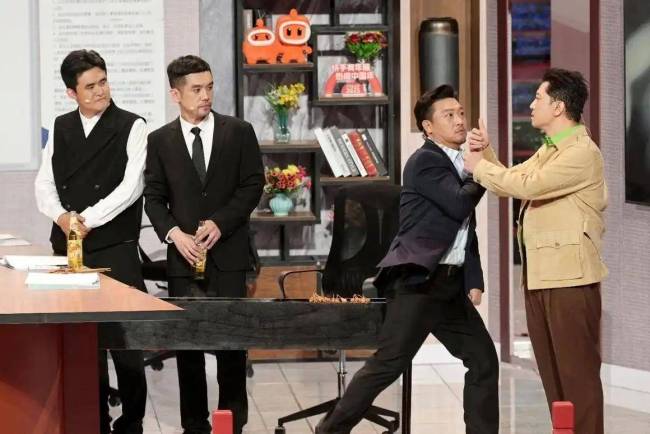 冯巩相声逗得宋小宝乐翻天 春晚小品成收视爆款