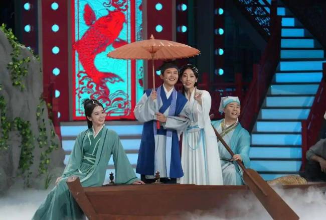 冯巩相声逗得宋小宝乐翻天 春晚小品成收视爆款