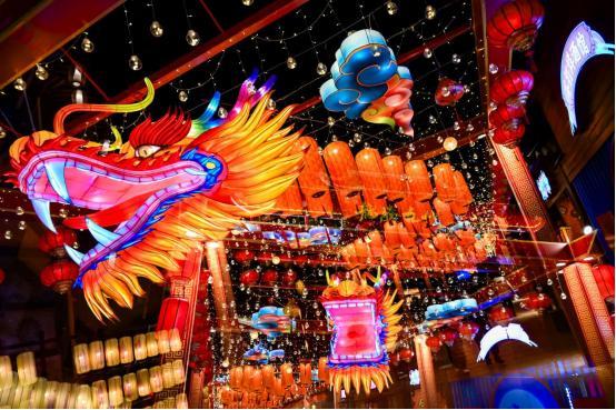 大年初一全国多地景区游客爆满 多彩花灯奏响新春序曲