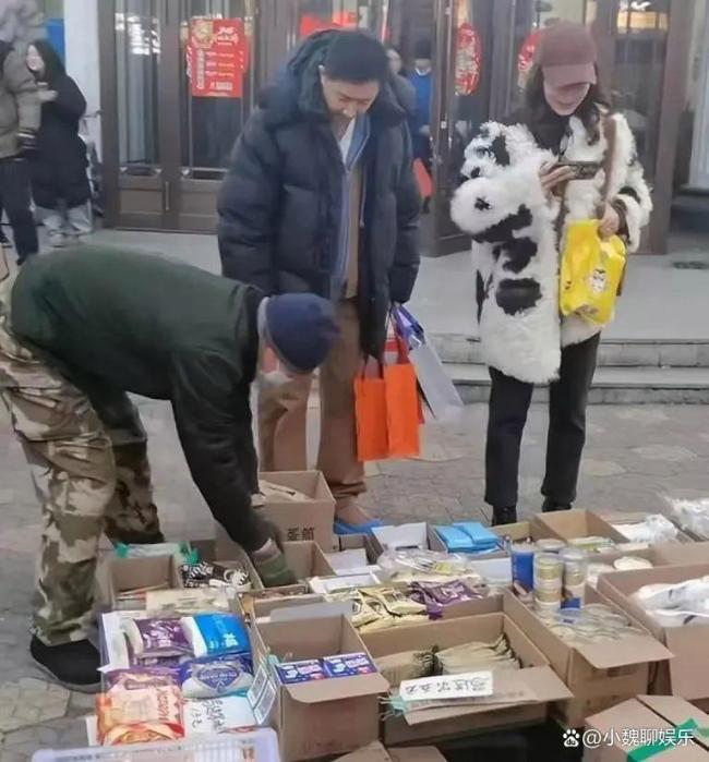 韩庚卢靖姗一家新年合照 接地气的超市购物之旅