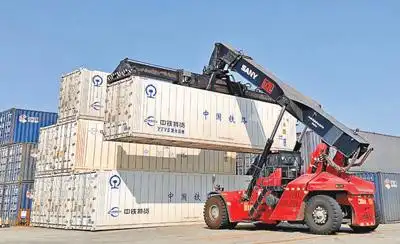 守铁路的人叫什么_守护铁路的人_中老铁路上的“年货”守护人